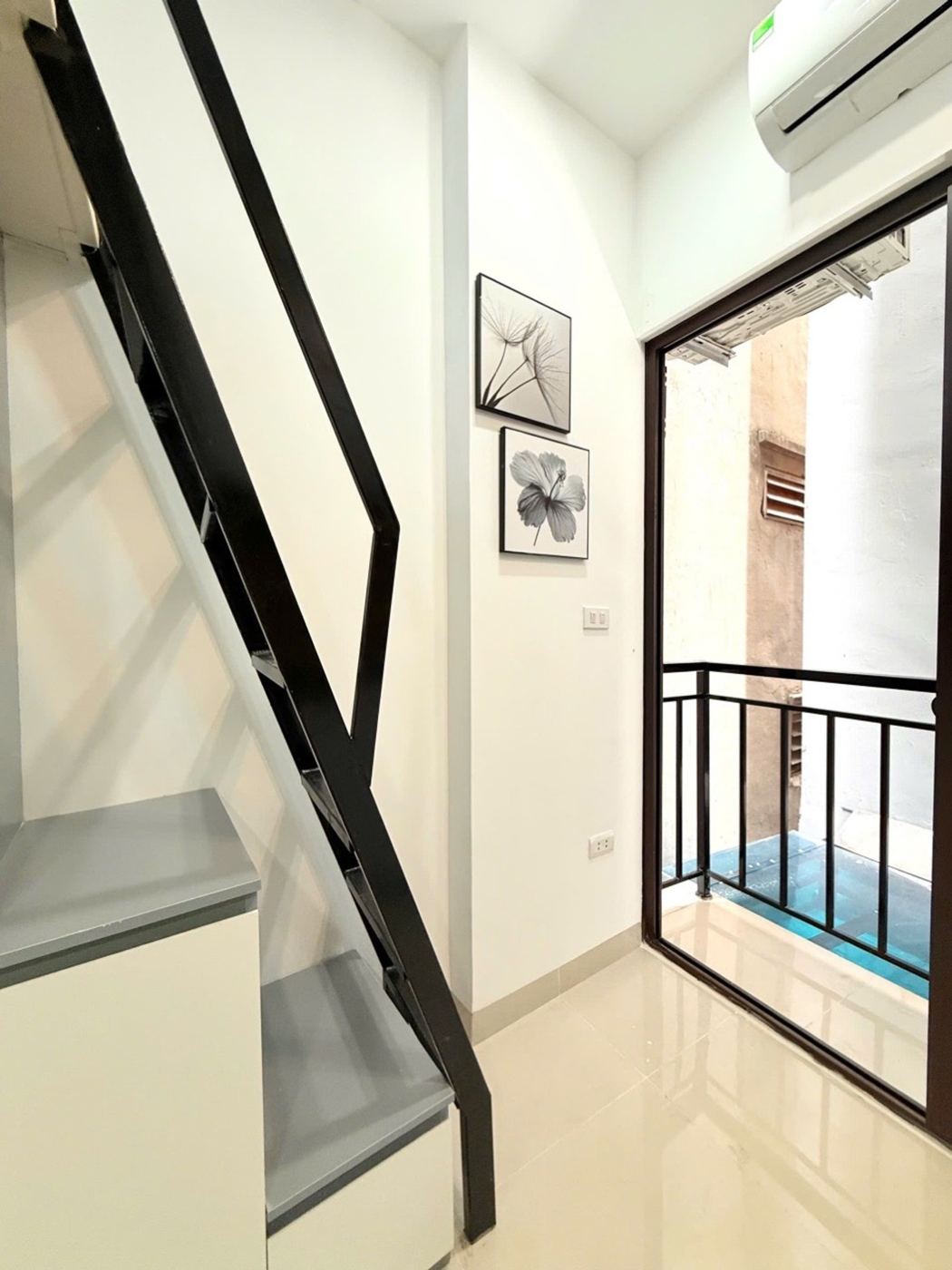 Cầu thang gác, cửa ban công – nhà Đông Ngạc mã căn 108
