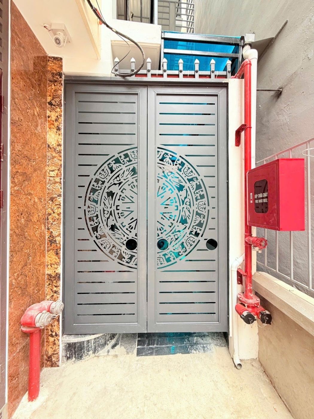 Cổng và thiết bị PCCC – nhà Đông Ngạc mã căn 108