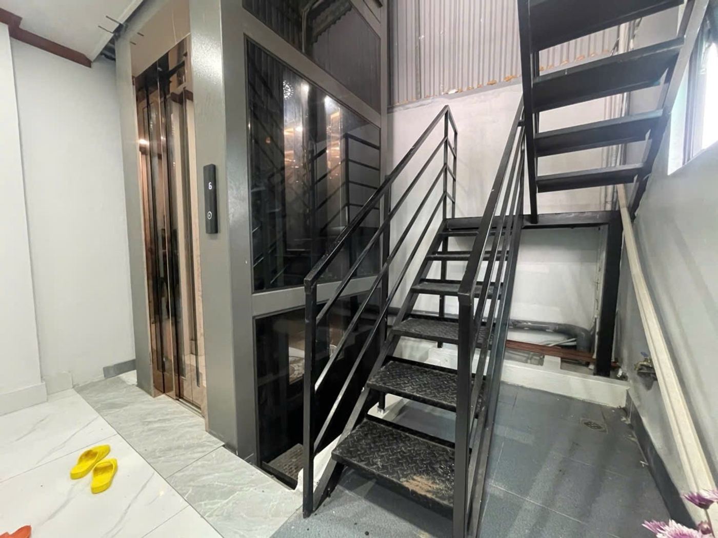 Thang máy và cầu thang – nhà Tây Tựu mã căn 110
