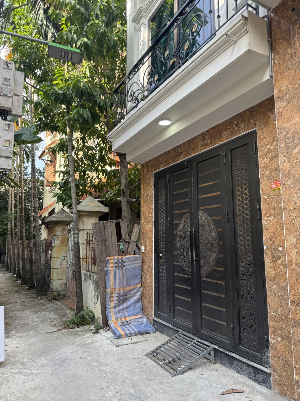 Cửa nhà nhìn từ ngõ – nhà Tây Tựu mã căn 111