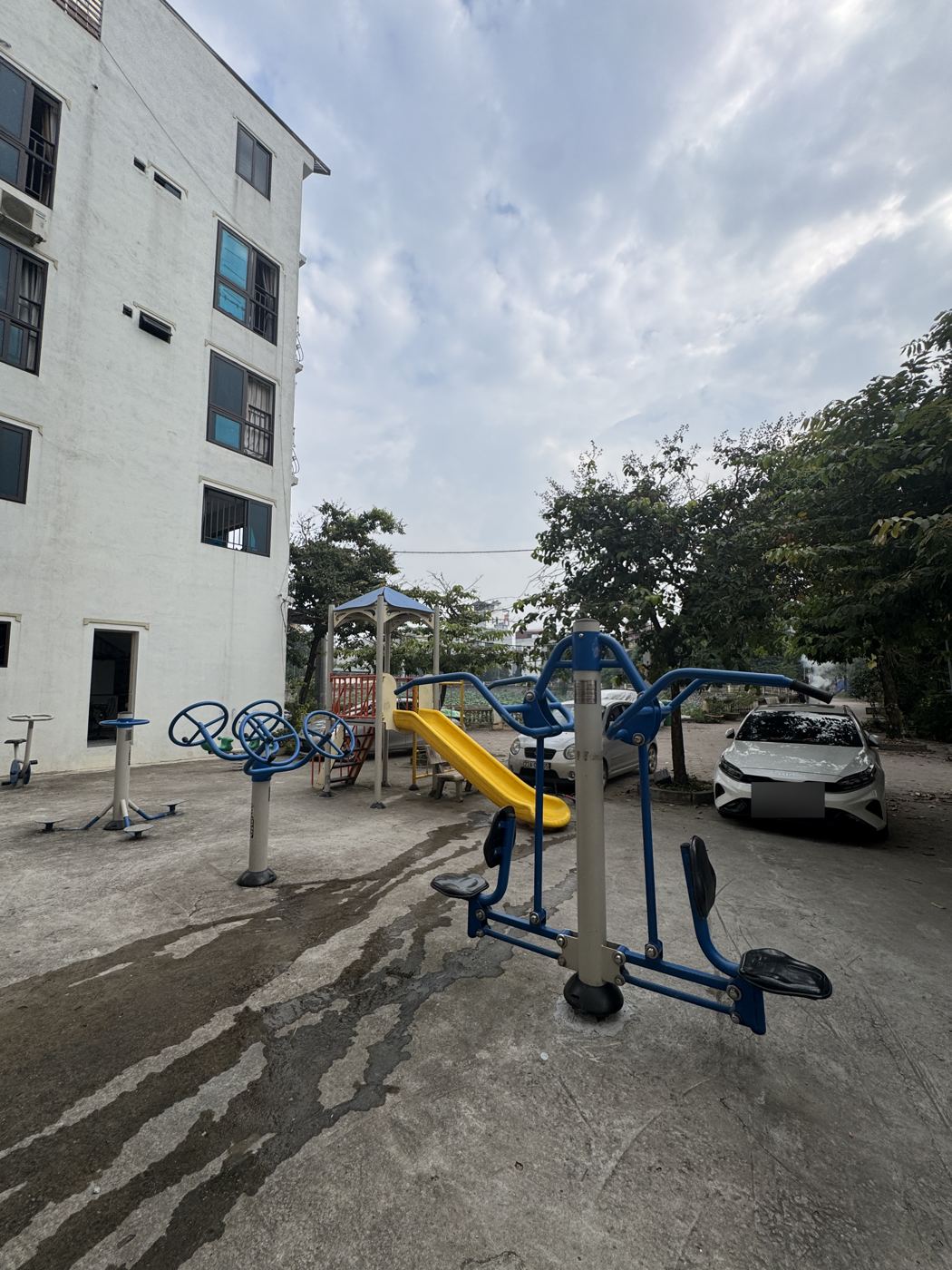Sân chơi trước dãy nhà – nhà Thượng Cát mã căn 116