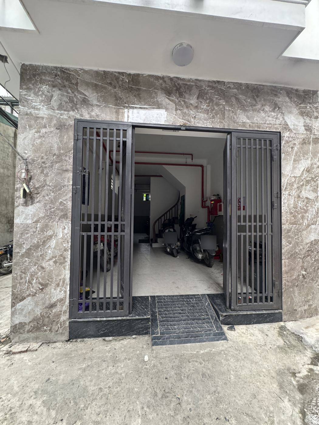 Cửa vào tầng 1 – nhà Tây Tựu mã căn 143
