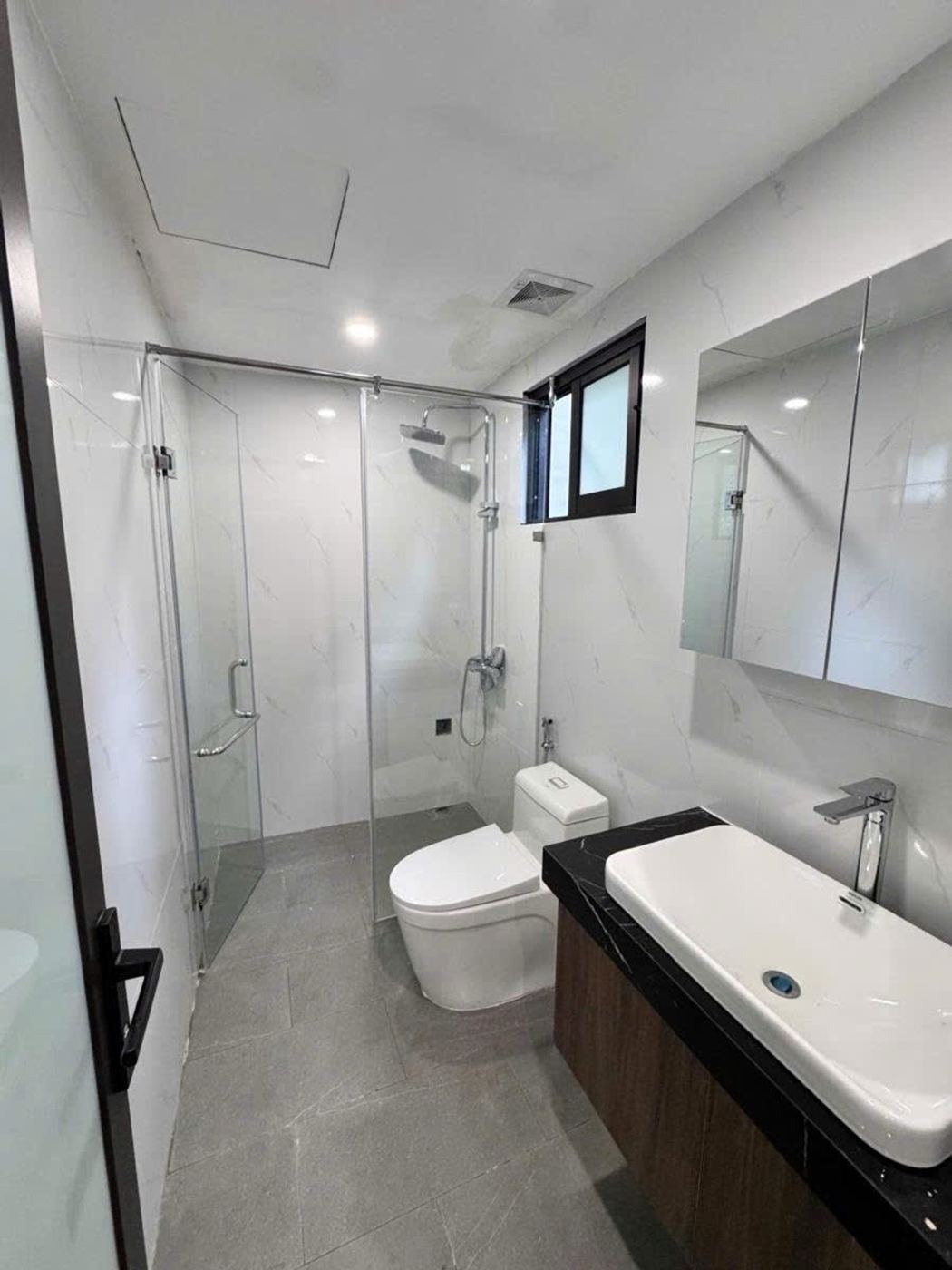 Nhà vệ sinh vách kính – nhà Đông Ngạc mã căn 1750