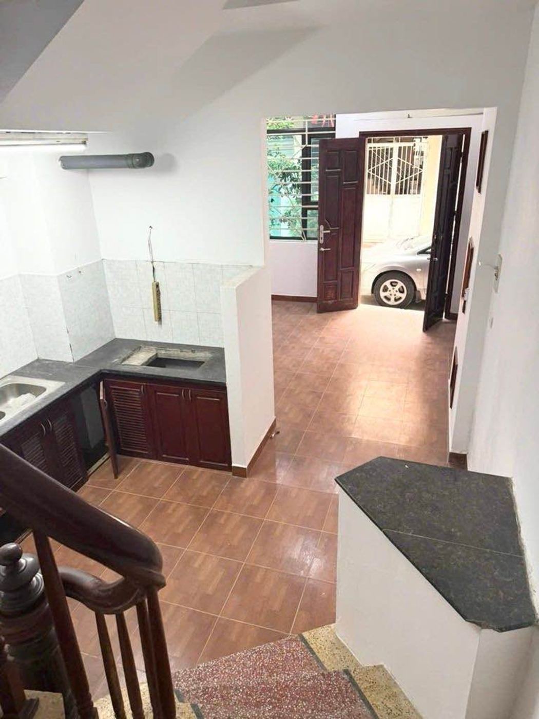 Bếp cạnh cầu thang – nhà Phú Diễn mã căn 304