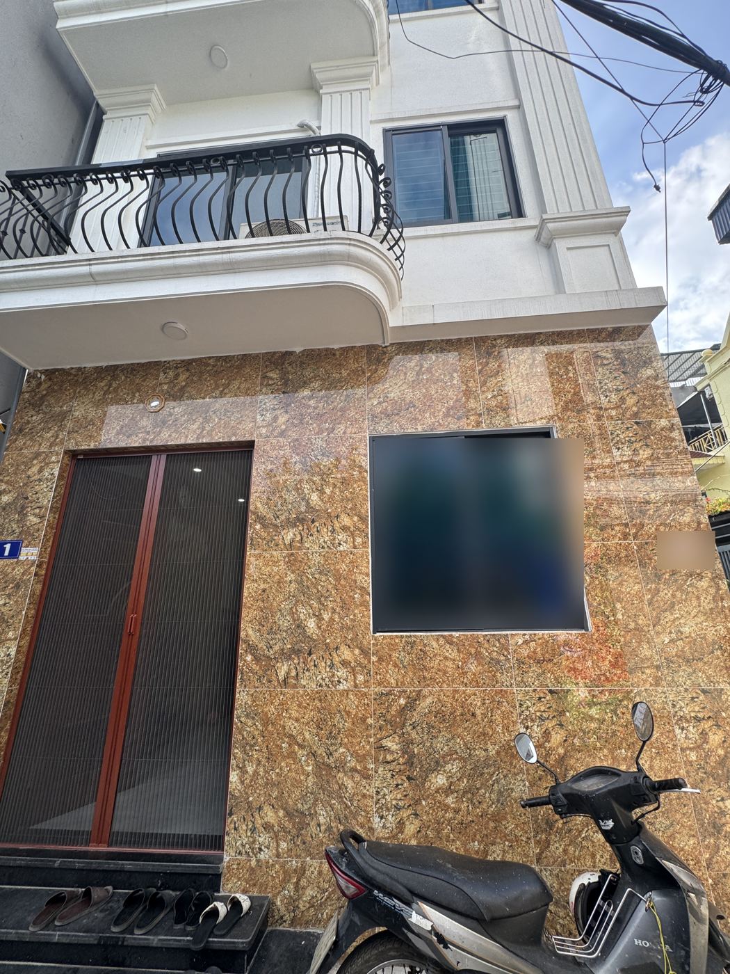 Cửa vào tầng 1 – nhà Thượng Cát mã căn 53