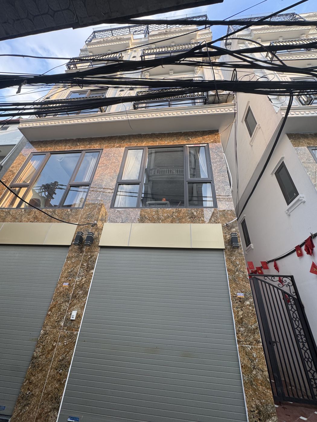 Nhà lô góc 6 tầng thang máy, ô tô vào tận cửa – Phú Diễn