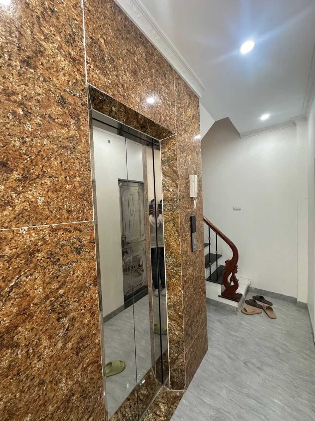 Thang máy – nhà Phú Diễn mã căn 61