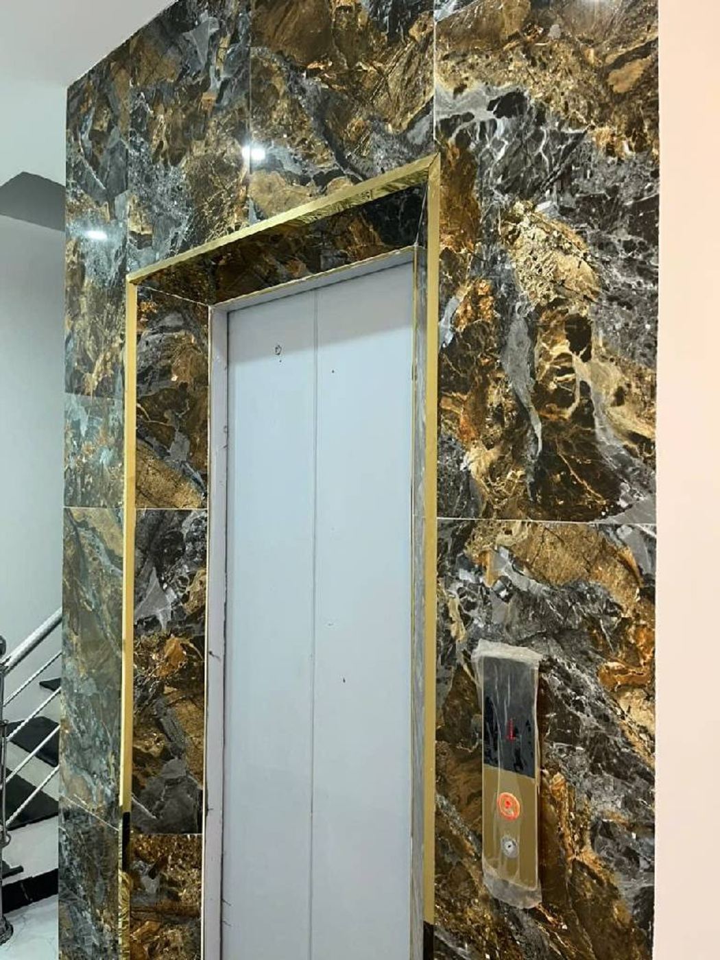 Thang máy – nhà Thượng Cát mã căn 704