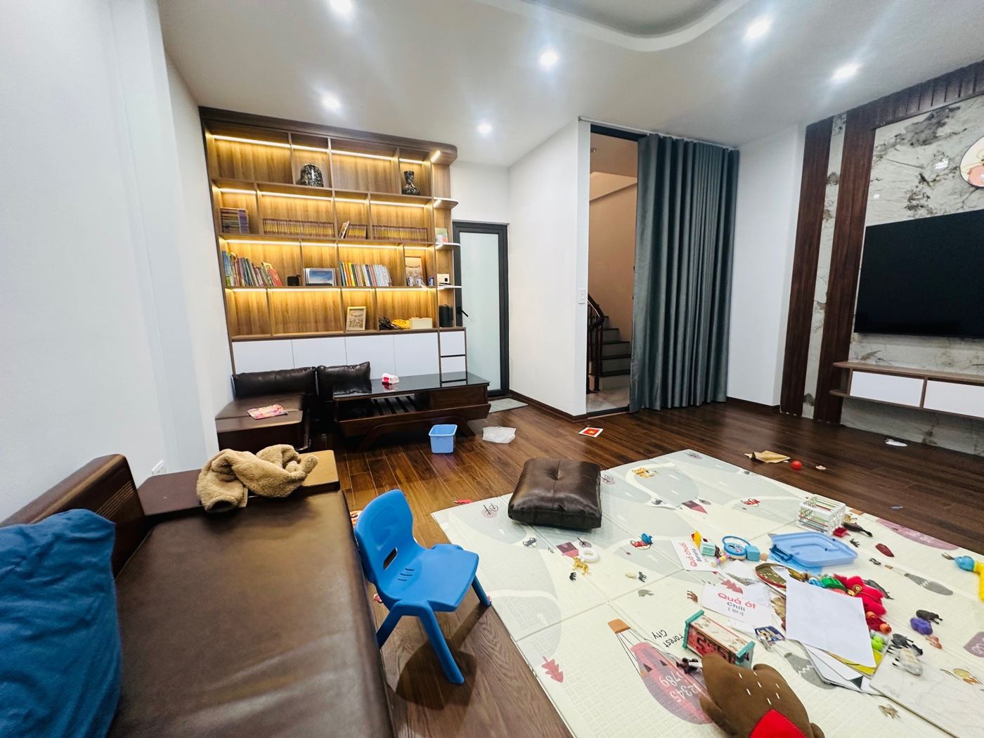 Phòng khách, kệ sách – nhà Thượng Cát mã căn 709