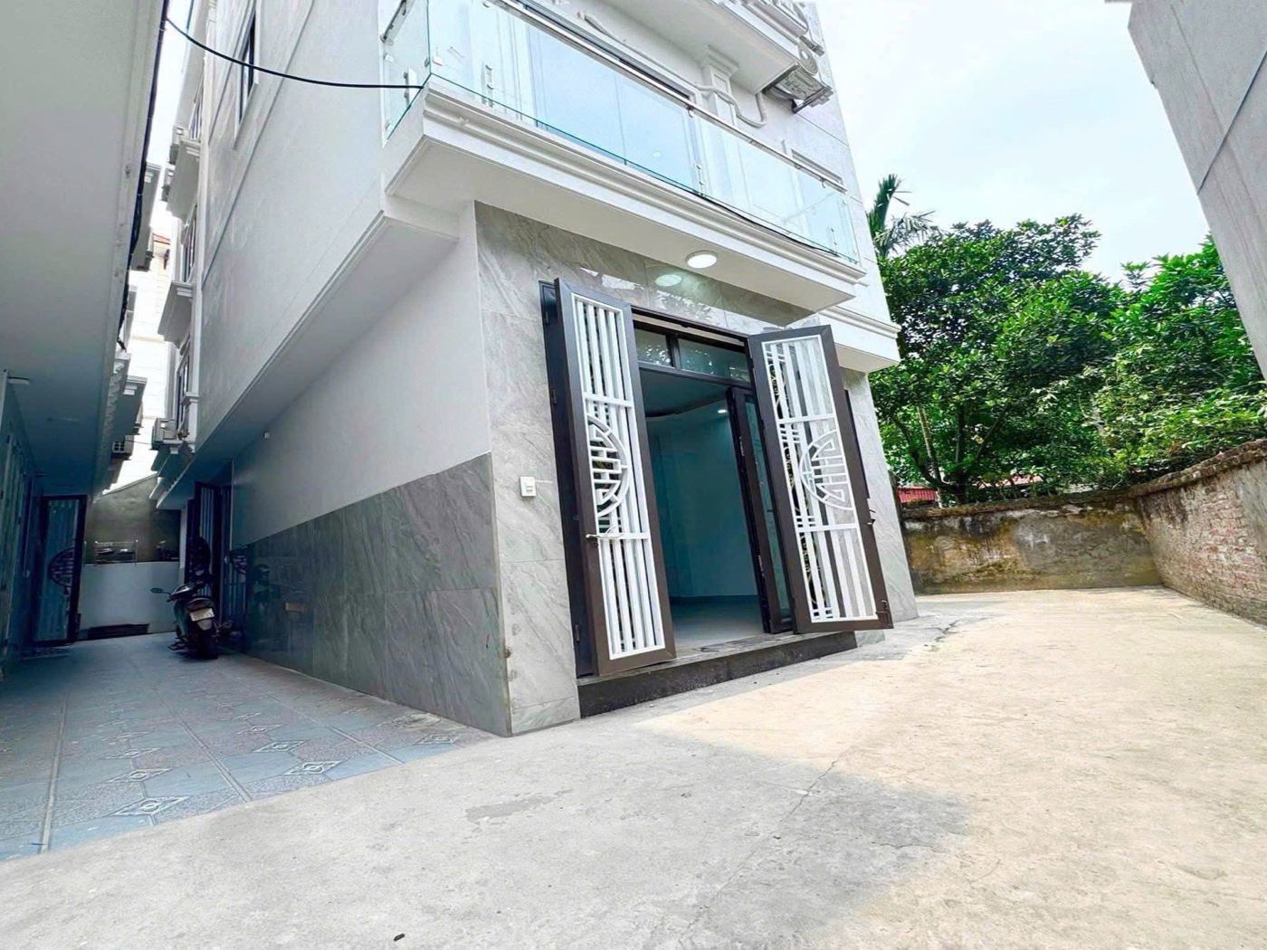 Sân trước lô góc – nhà Thượng Cát mã căn 709