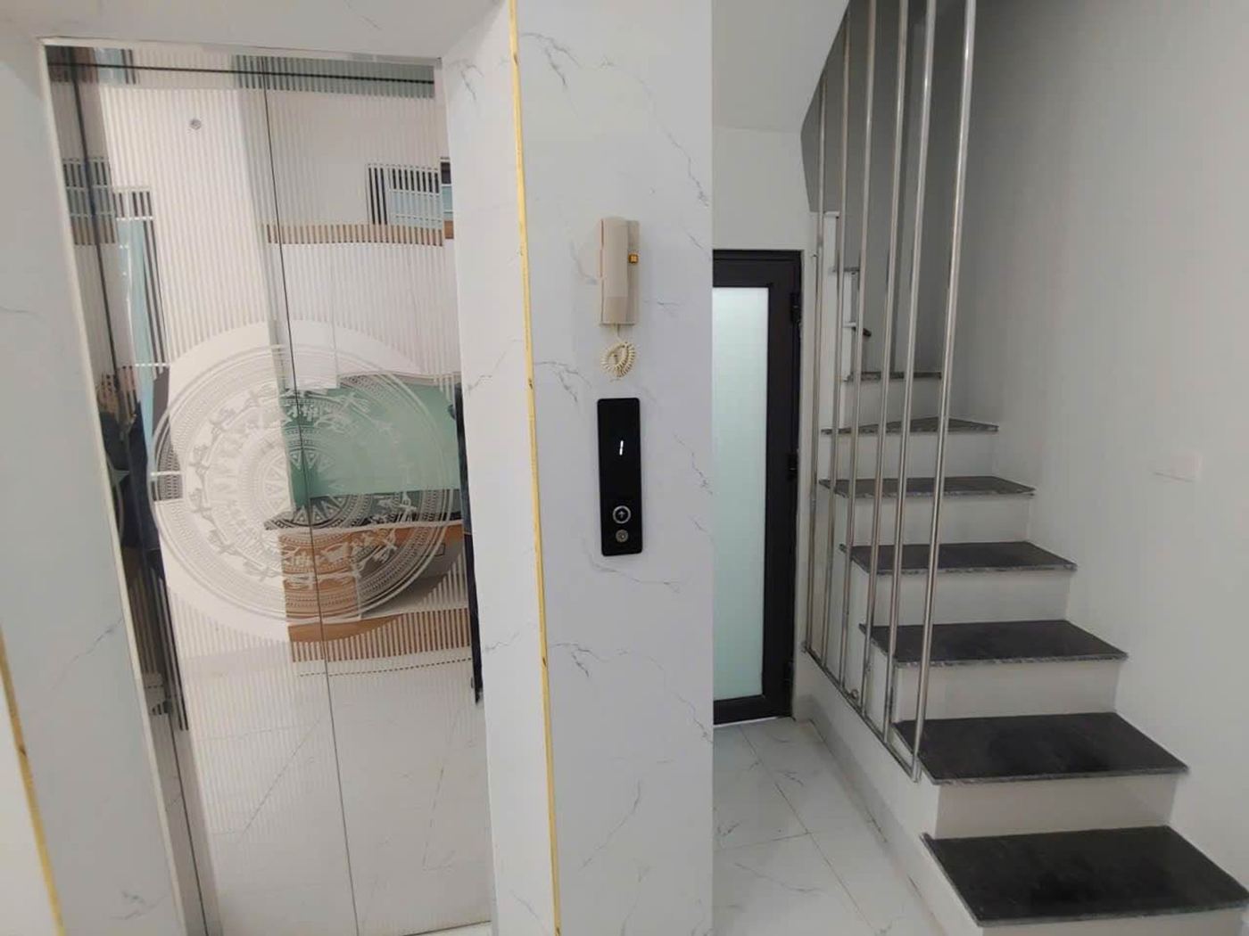 Thang máy và cầu thang – nhà Thượng Cát mã căn 78