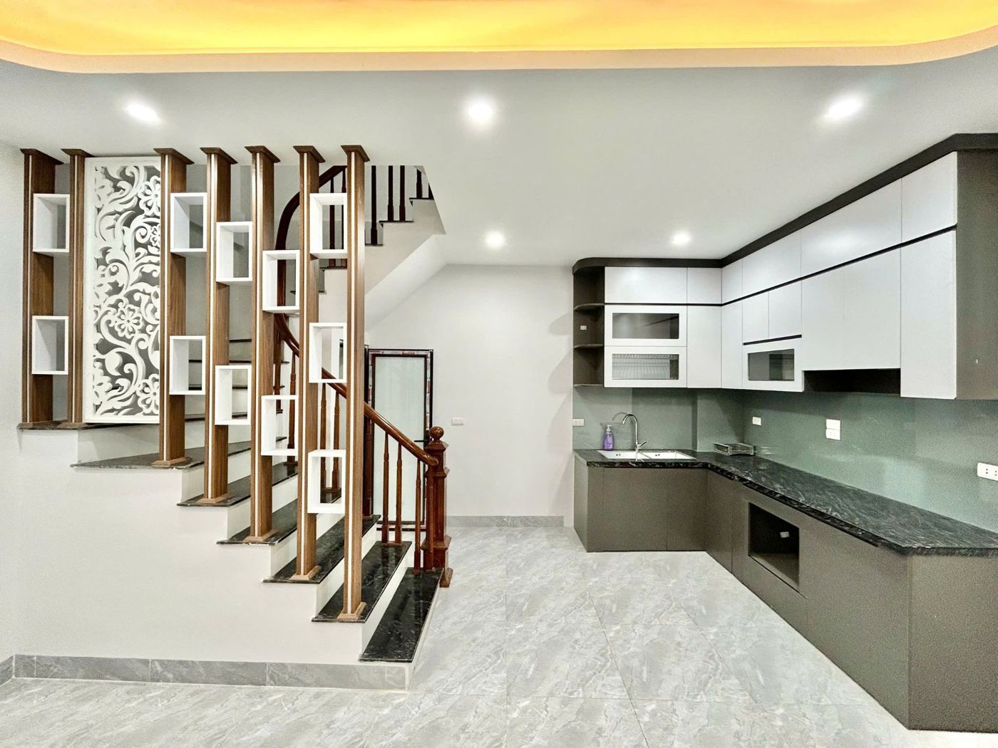 Tầng 1 bếp và cầu thang – nhà Thượng Cát mã căn 87